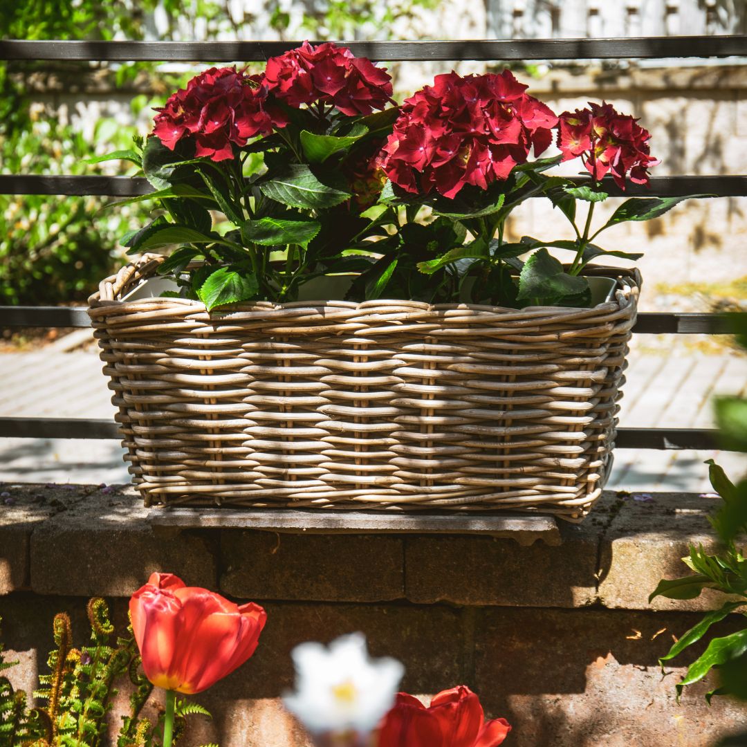 Truhlíky a květináče na balkoně