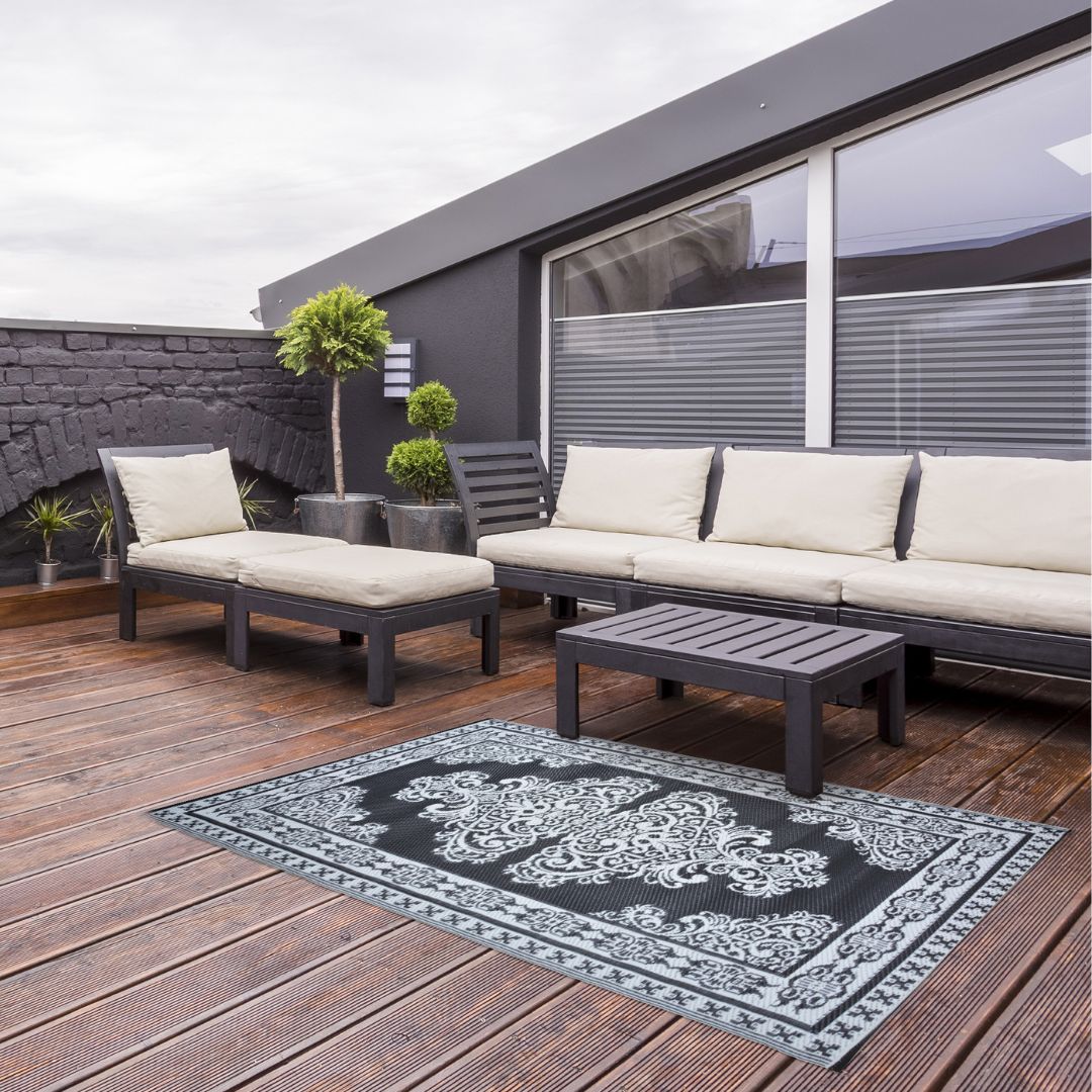 Outdoor textil na balkon – polštáře a deky