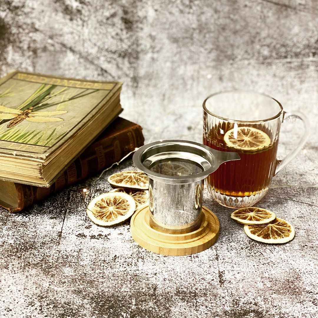 Příprava čaje se sítkem