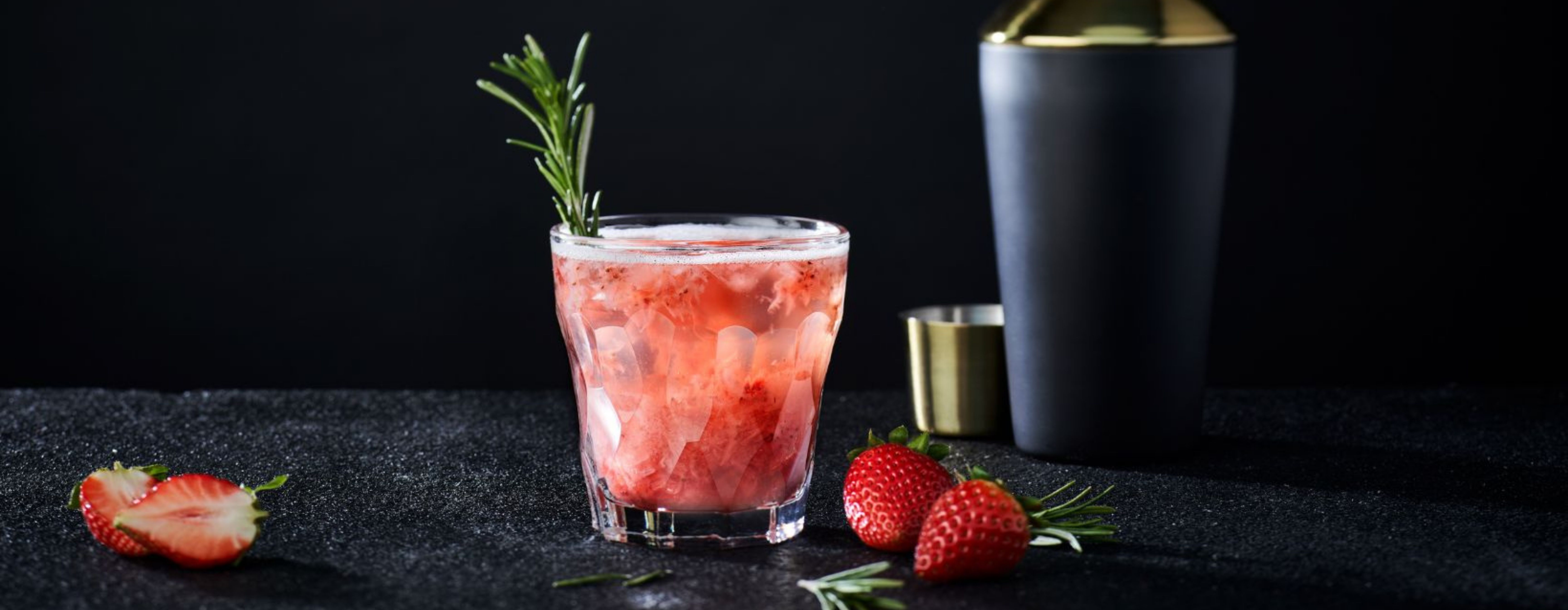 Letní nealkoholické drinky ve sklenicích
