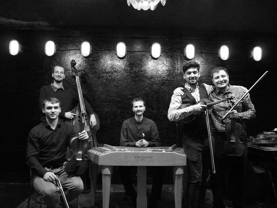 2. 4. 2026 Cimbálová muzika Dvojtón v brněnské vinotéce