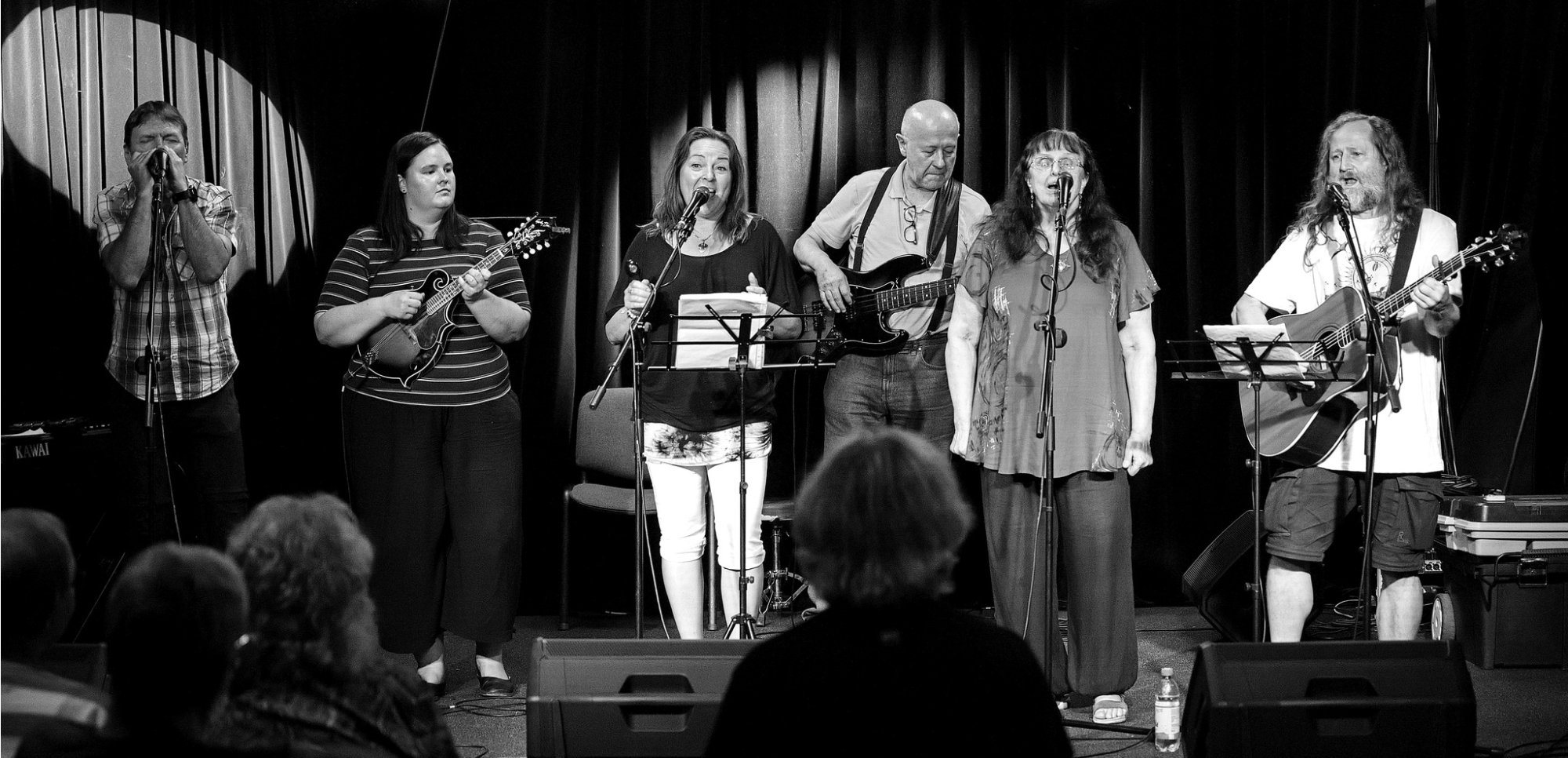 2. 10. 2025 Koncert MandalaBanda v brněnské vinotéce