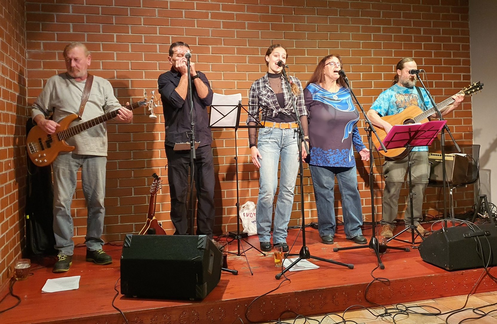 6. 3. 2025 Koncert MandalaBanda v brněnské vinotéce