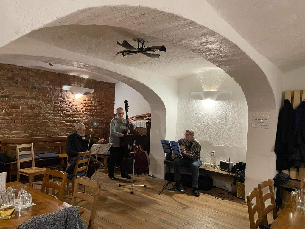 7. 11. 2022 Ornis trio opět ve vinotéce v Brně