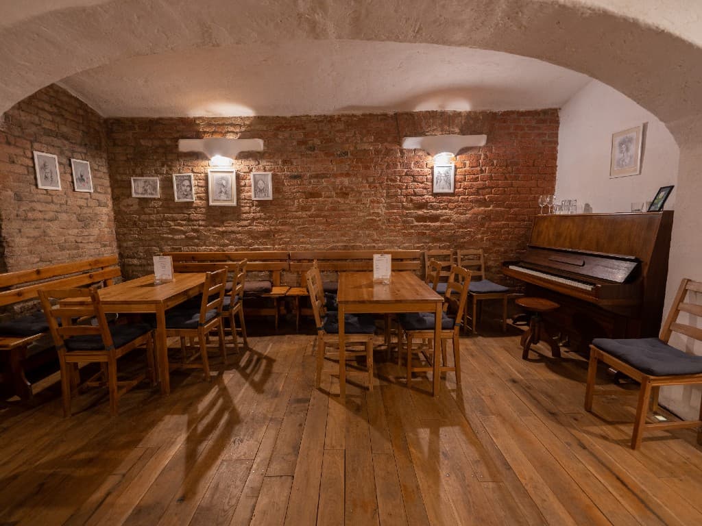 6. 5. 2023 Otevřená vrátka ve vinotéce v Brně