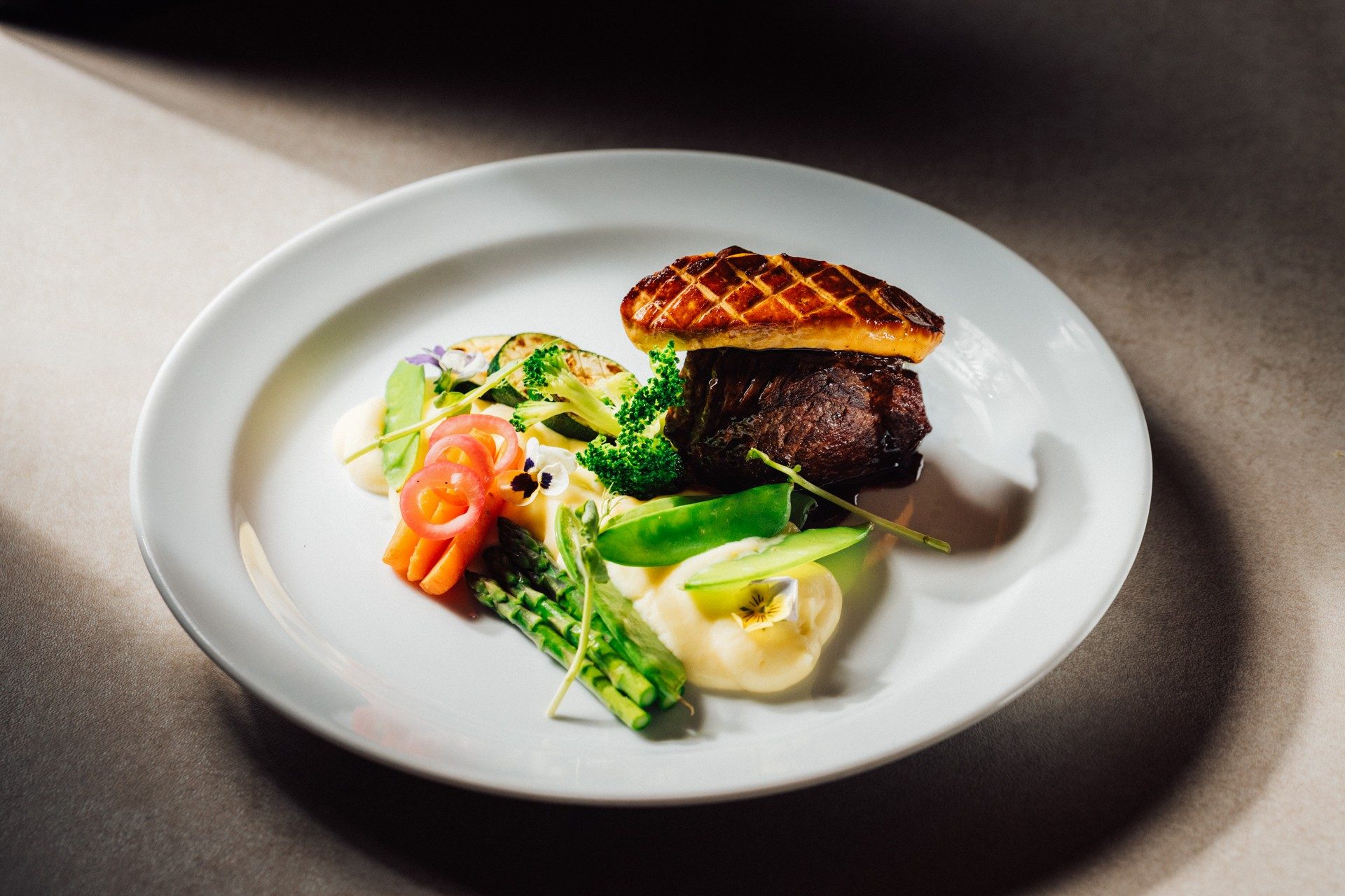 Hovězí s foie gras a jarní zeleninou