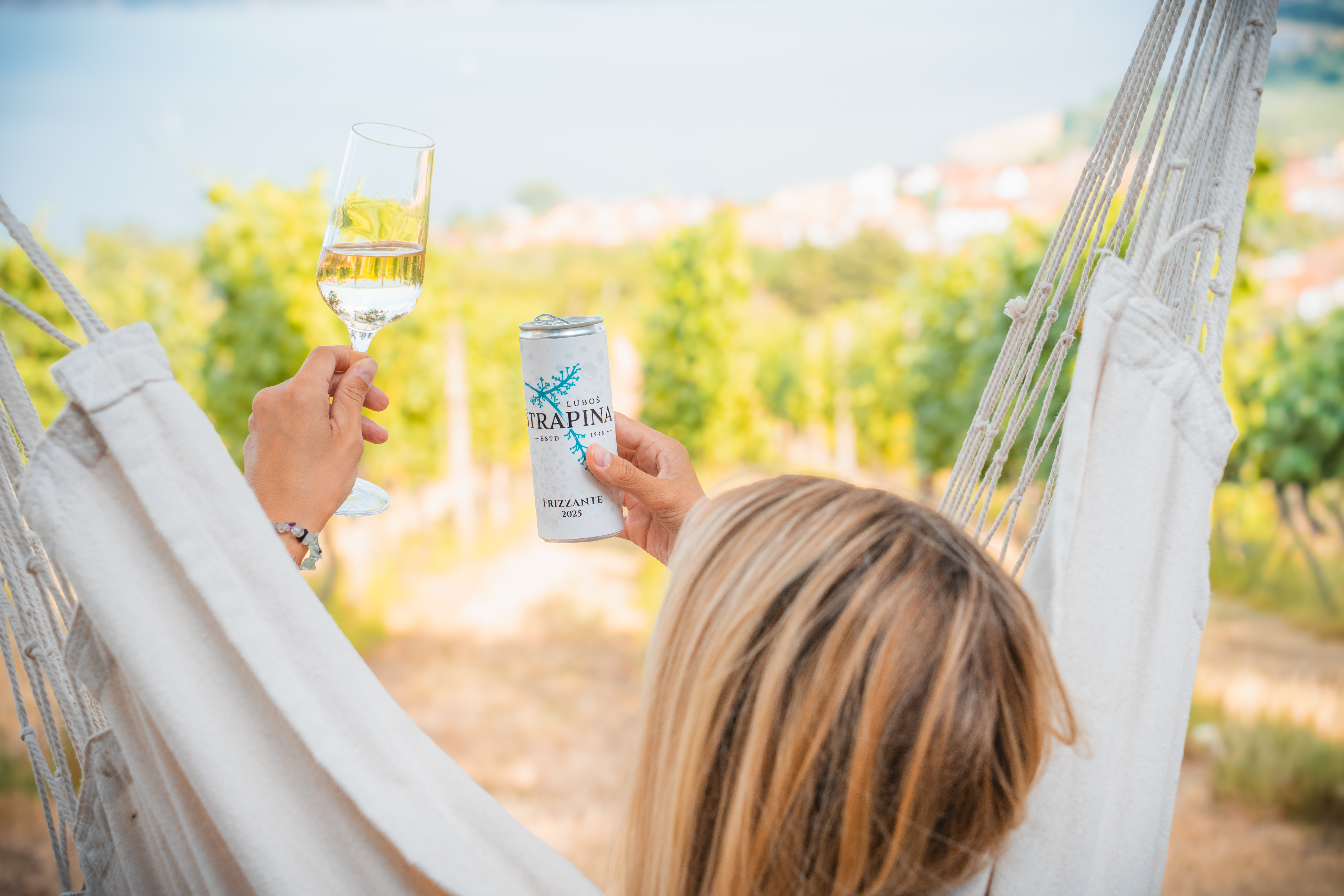 Frizzante v plechovce v houpací síti nad vinicí na Pálavě