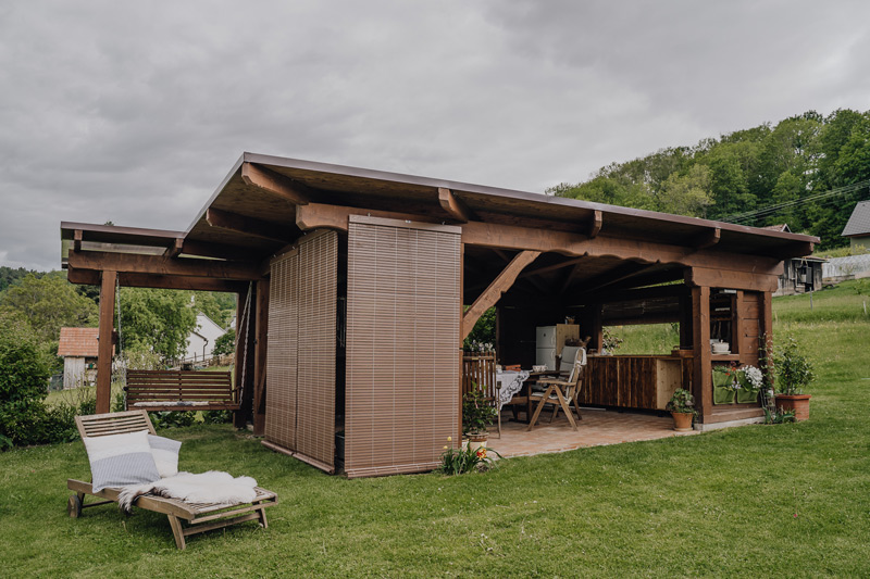 Jak zastínit pergolu? Praktické srovnání 3 snadných a cenově dostupných přístupů