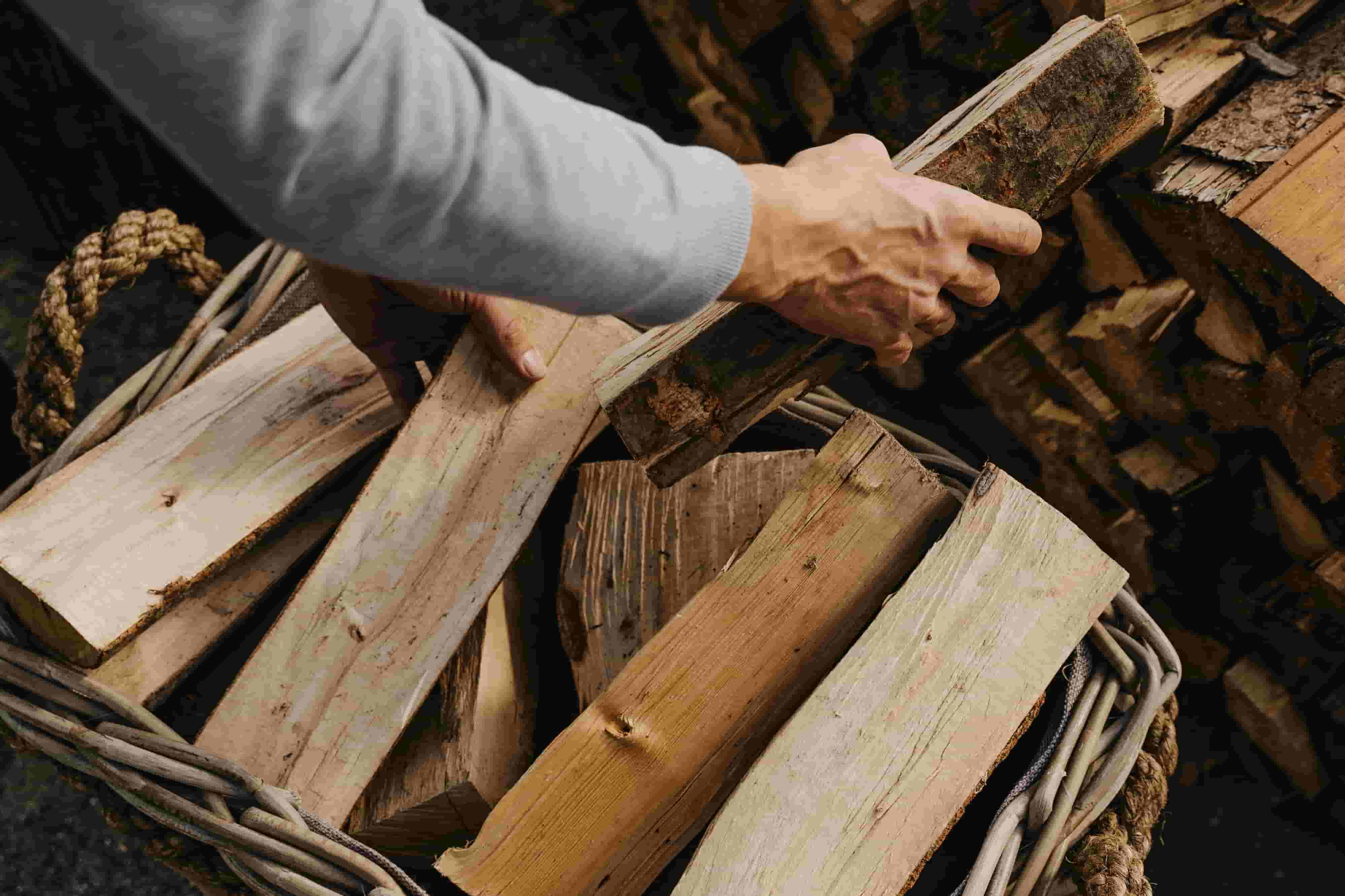 Proutěný koš na dřevo: Využijte sílu přírodního materiálu