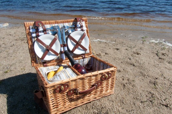 Tip na nejen svatební dar je Proutěný vybavený piknikovový koš