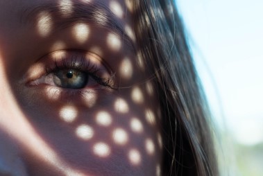 4 trápení v pergole, která vyřešíte dřevěnou žaluzií