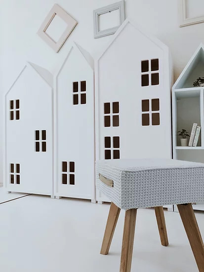 Dětská policová skřín domeček bílý 160 cm pohled na nábytek v pokoji