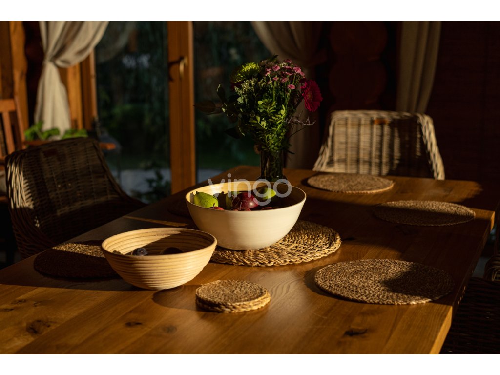 Prostírání Vingo kulaté pletené z mořské trávy - ukázka použití