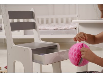 Dětská šedá židlička s šuplíkem v detailu s vytaženým šuplíkem