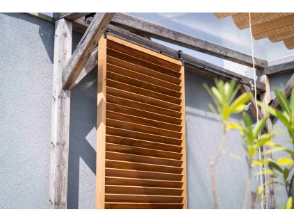 Hnědý posuvný slunolam na pergolu