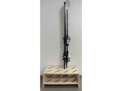 dreveny stojan na sjezdovky