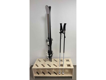 dreveny stojan na lyze hulky