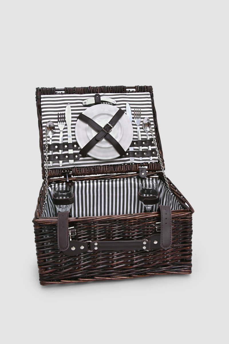 Hnědý proutěný piknikový koš pro 2 s celonerezovými příbory – 40 x 30 cm