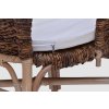 Ratanové křeslo s výpletem z listů banánovníku s bílým polstrem