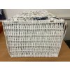 Bílý hranatý proutěný koš na prádlo s víkem, 2. jakost