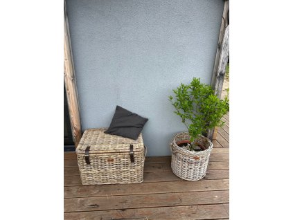 Rattantruhe in Grautönen