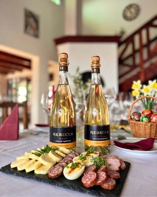 Veríme, že si Veľkú noc užívate spolu s nami 🐣 Veselú Veľkú noc 🥂 #vinidi #velkanoc #sekt