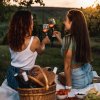Zweigeltrebe rosé holky letní piknik ve vinici