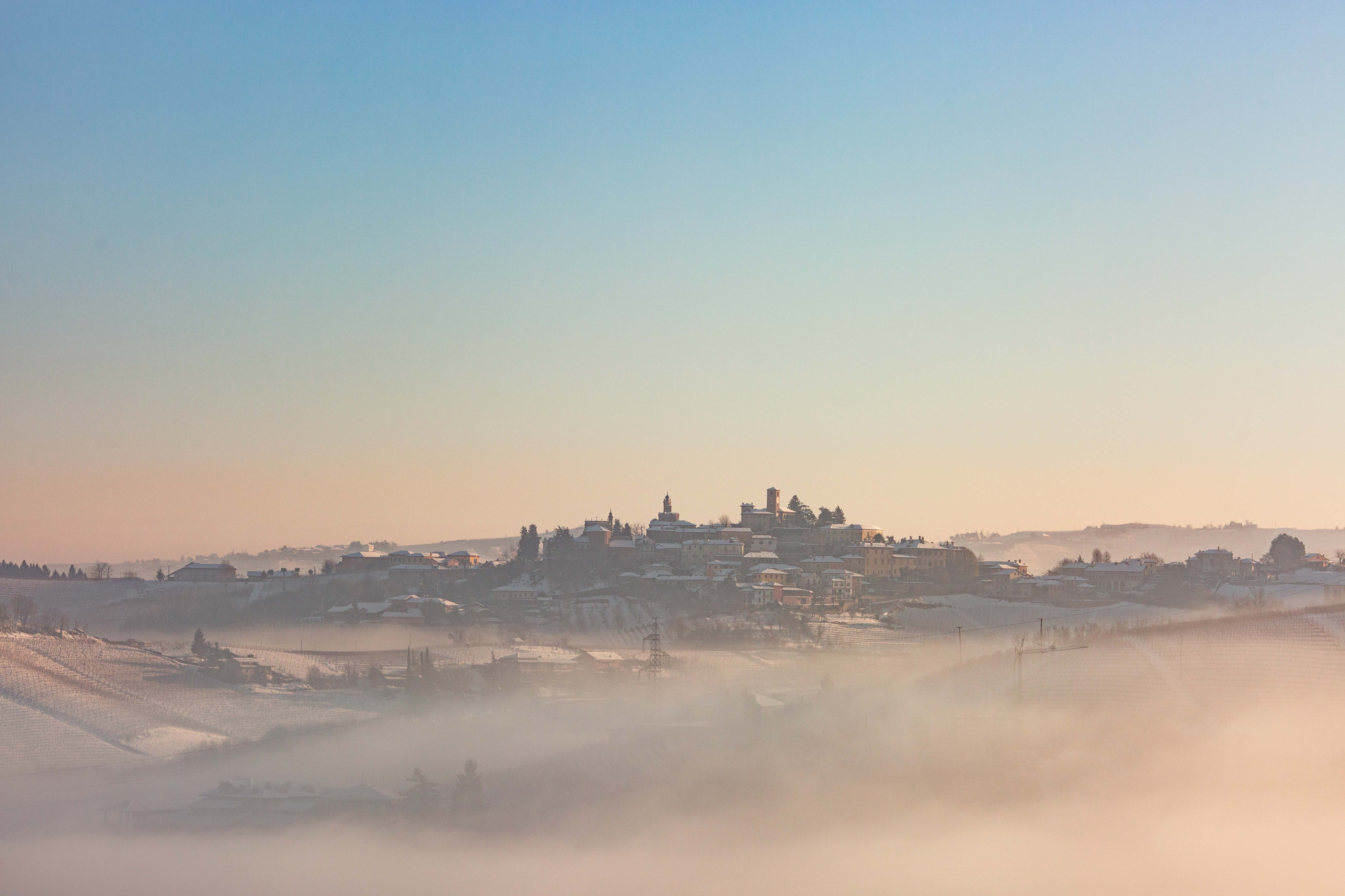 Langhe Piemonte mlha a sníh