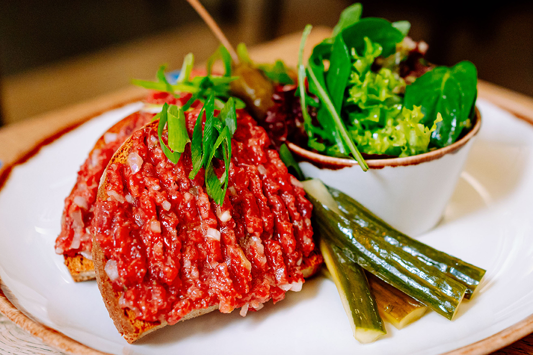 Fried bread with beef steak tartare, a dish that we always prepare from 5 pm, is a great choice when you are looking for 