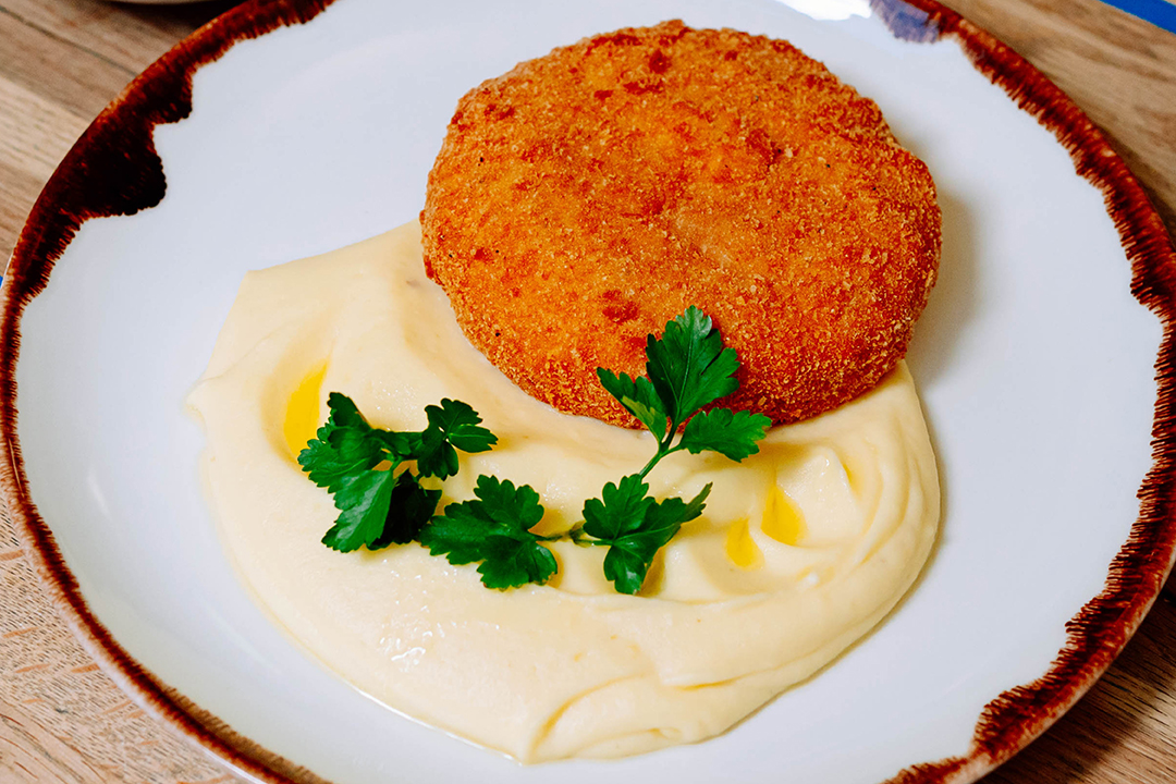 Another classic of our cuisine, rissole made of minced veal neck, pork flank and cheese.