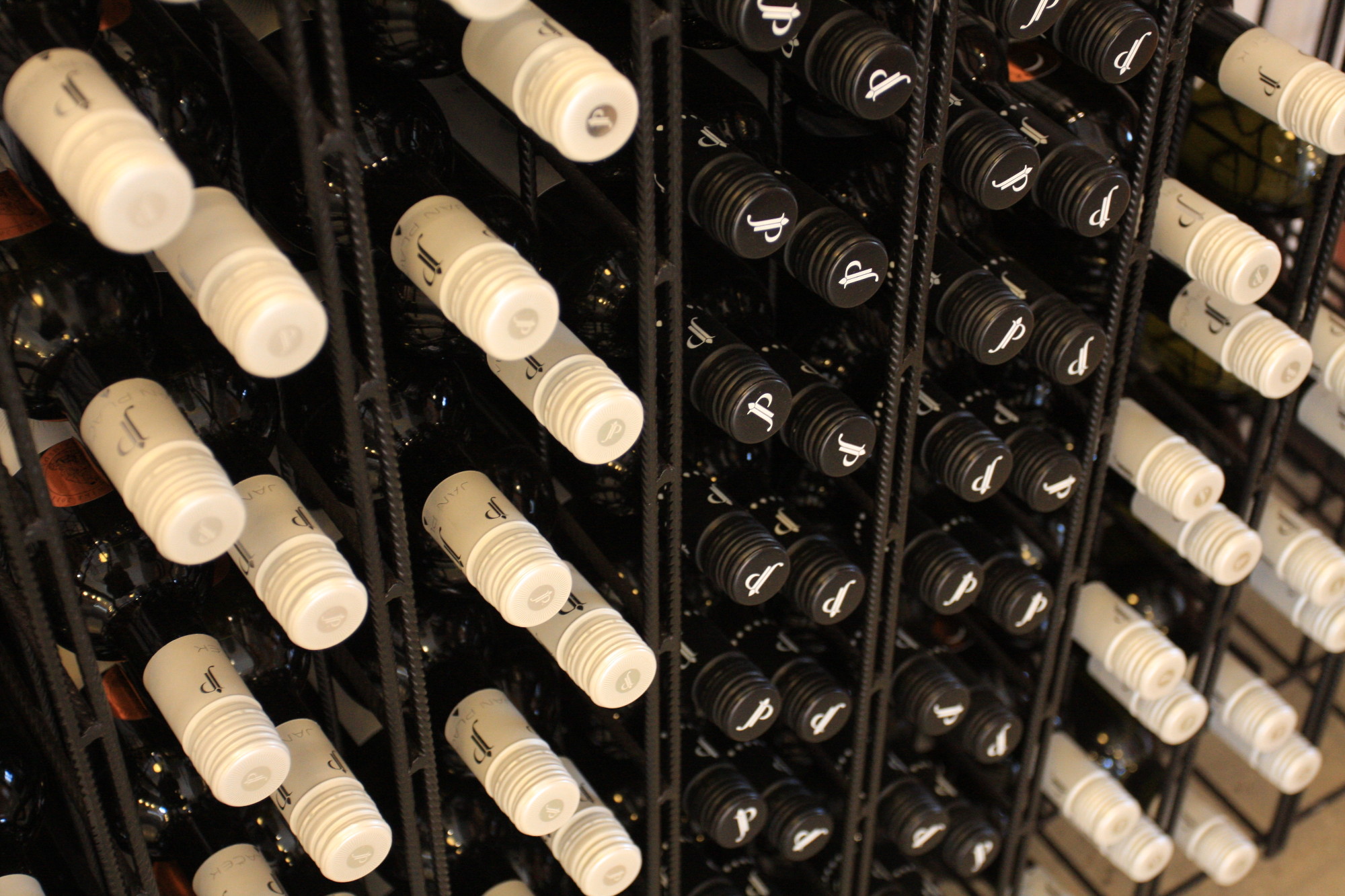 Jak skladovat a podávat víno