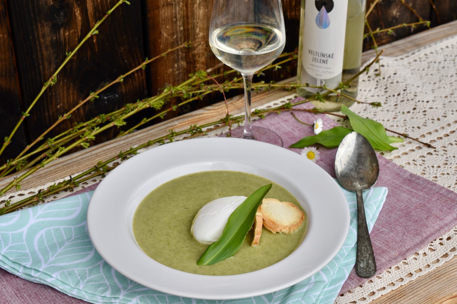 Recepty s vínem: Polévka z medvědího česneku