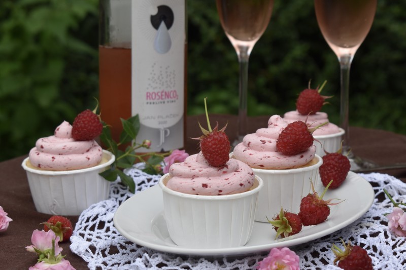 Recepty s vínem: Malinové cupcaky