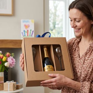 💐 – Bude Den matek a my pro vás máme dárkový tip! Mámě totiž patří víc, než kytka. 💛 Dárkový set prosecca se skleničkami,...