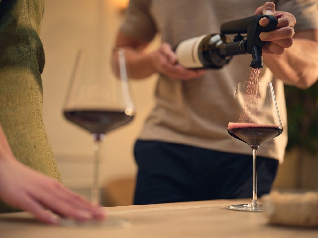 Coravin Pivot aerátor při nalévání