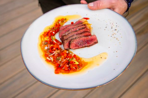 Picanha s pečenými bramborami a pikantním červeným chimichurri