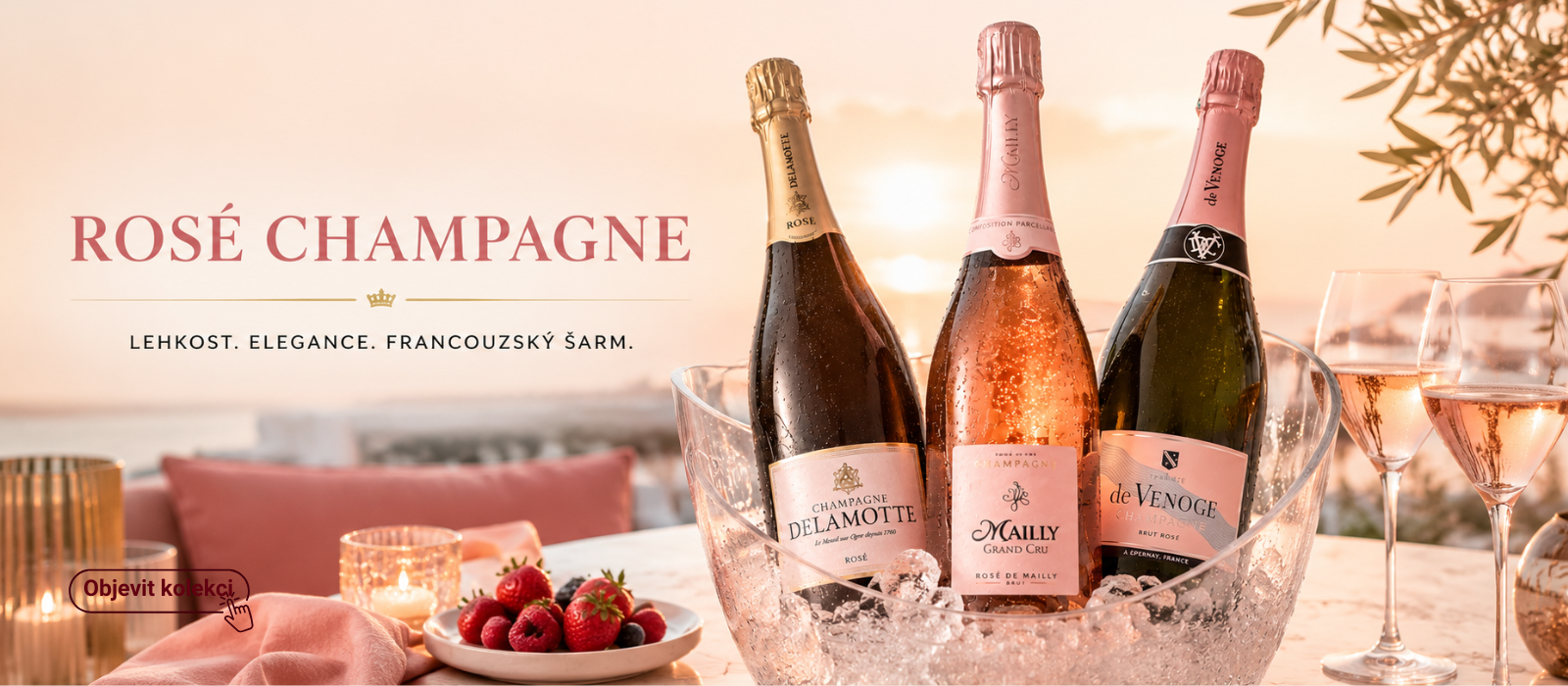 Rosé champagne v kýblu s ledem  , letní pohoda , jahody