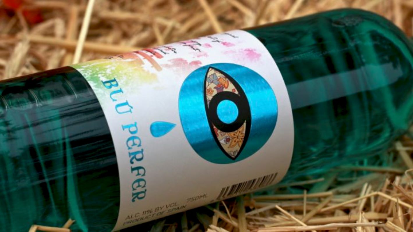 blue perfer ležící na slámě