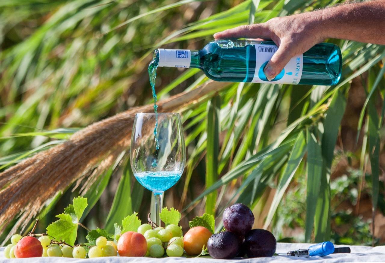 nalévané modré chardonnay do skleničky