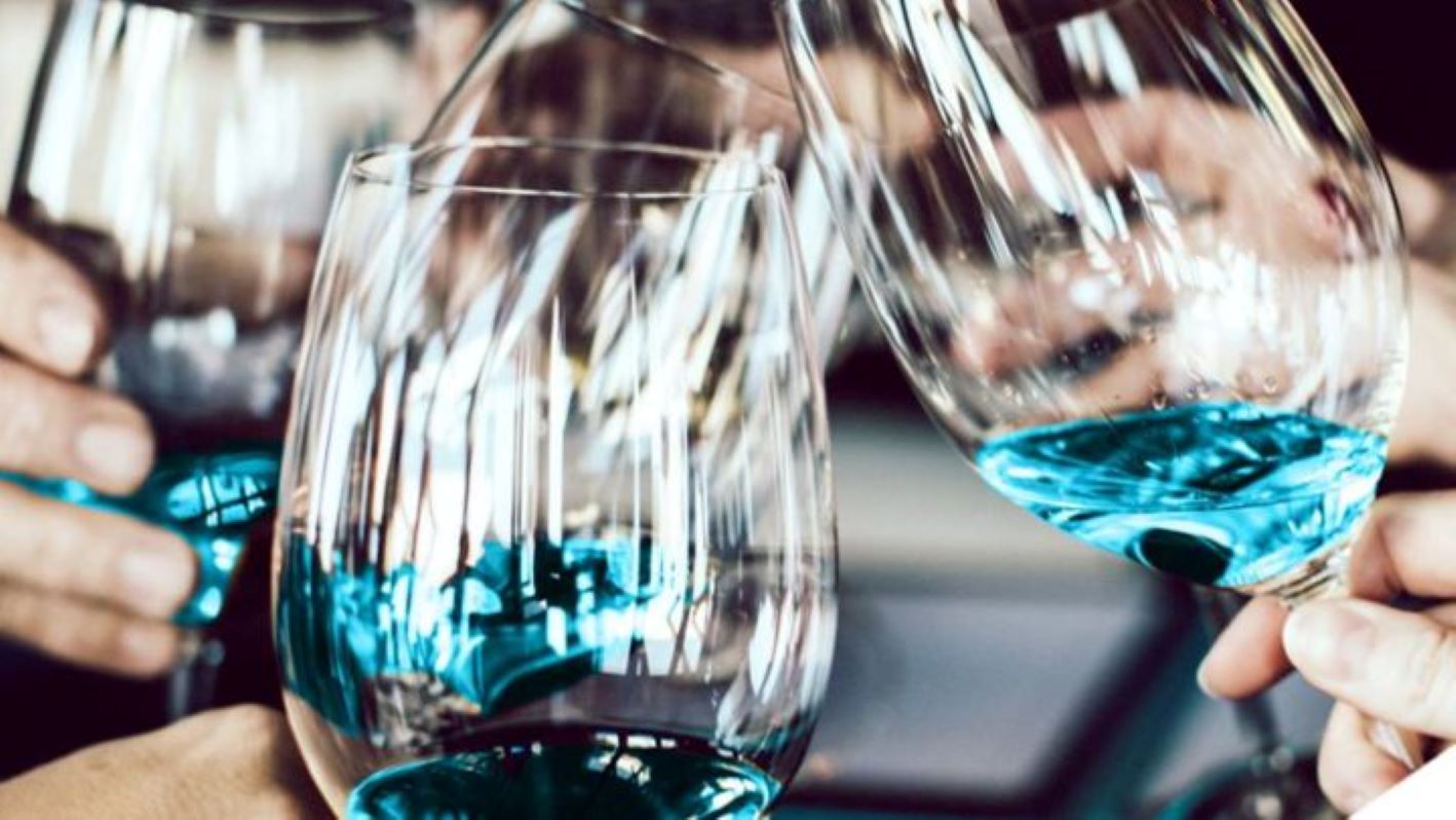 skleničky s modrým vínem