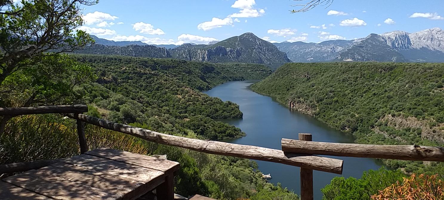 Plavba po řece Credino, úkrytech banditů