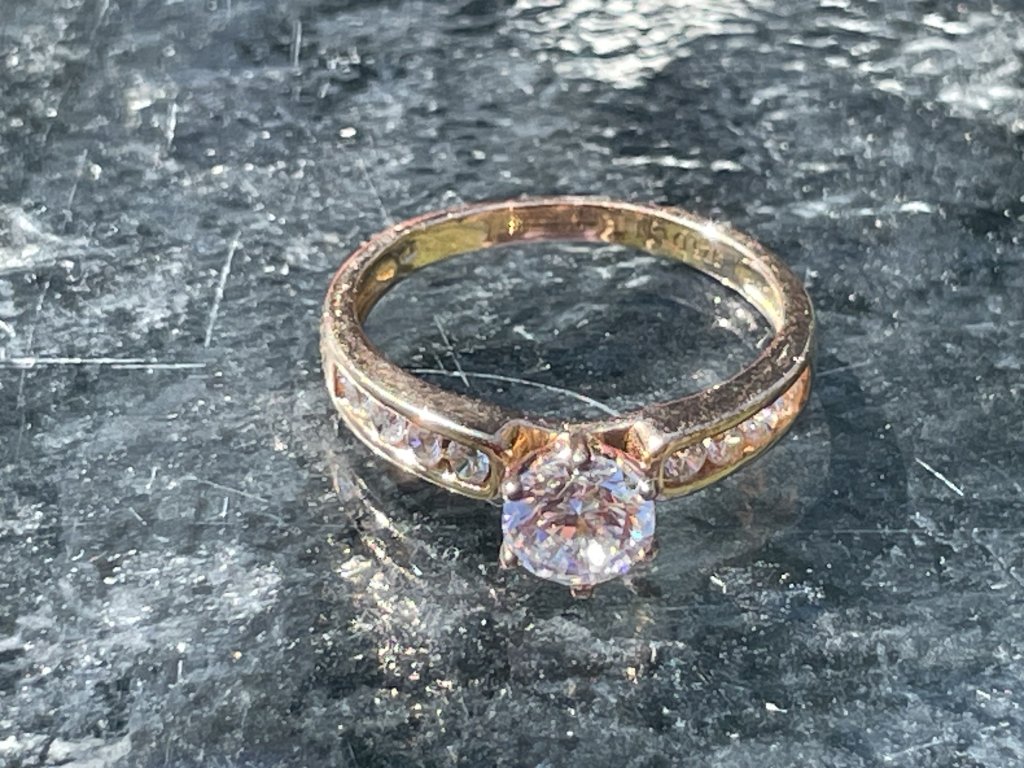 Stříbrný prsten se zirkony