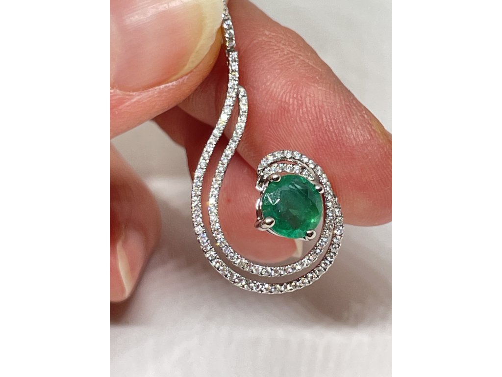 Přívěsek – 18kt bílé zlato, smaragd 1,30 ct + diamanty 0,39 ct