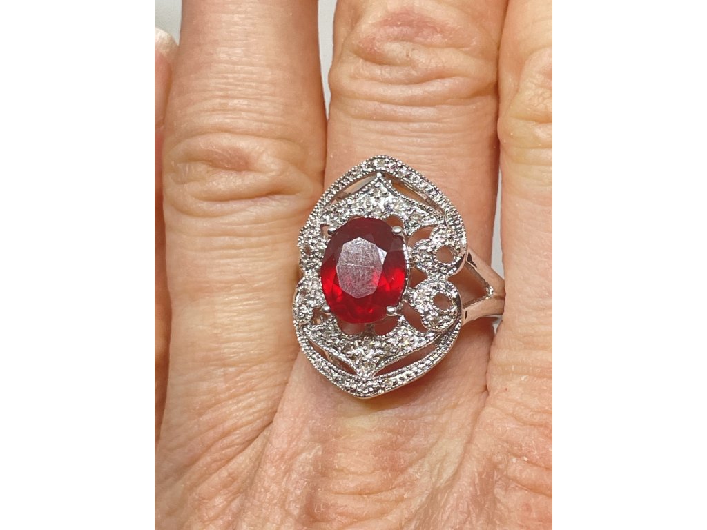 Stříbrný prsten se zirkony a rubínem