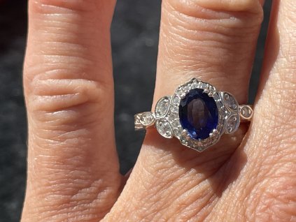 stříbrný prsten syntetický safir a zirkony