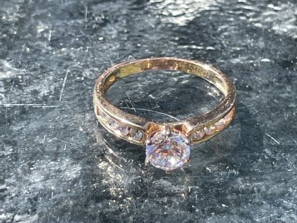 Stříbrný prsten se zirkony