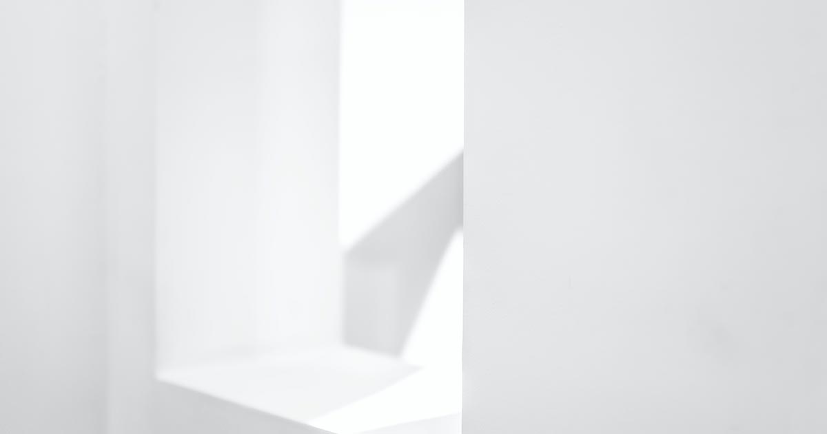 Biela farba na stenu: prečo maľovať bielou a aké má výhody?