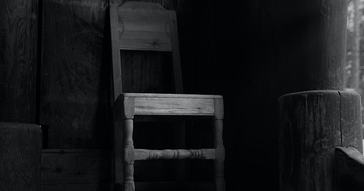 Dekoratívne farby môžete použiť na stenu aj na nábytok