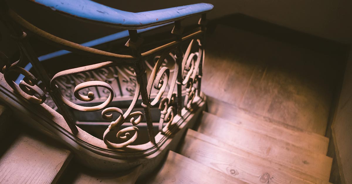 Oživte drevené schody s kriedovými farbami