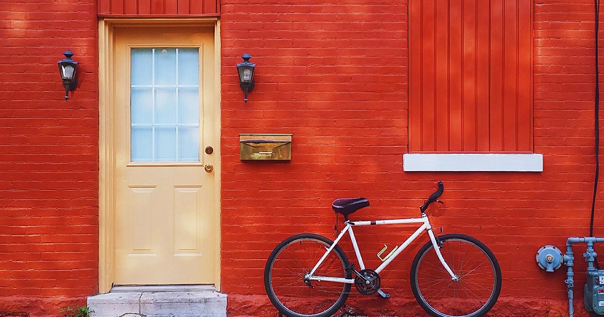 Maľovanie dverí s dekoračnými farbami Vintro